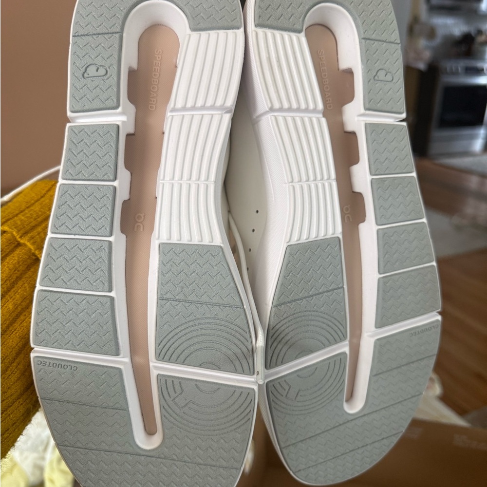 Women's On The Roger Advantage 2 White Rosehip Tennis Shoes Sneakers NWOB 9.5 - Picture 3 of 6